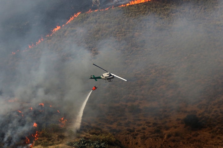 Imagen del incendio en el Cerro de San Miguel de Granada, cerca de la Abadía del Sacromonte.