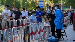 Πεκίνο: Παραβίασε τους κανόνες απομόνωσης και έστειλε 5.000 άτομα σε
