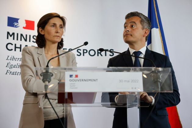 La ministre des Sports Amélie Oudéa-Castéra et le ministre de l'Intérieur Gérald Darmanin en conférence de presse ce lundi 30 mai.