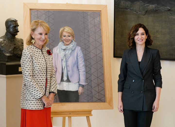 Ayuso junto a Aguirre y un retrato de Aguirre.