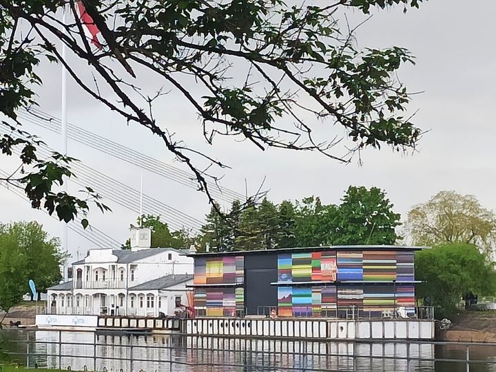 Η εξωτερική εγκατάσταση Diversity’s Ark, δημιουργία του εικαστικού Τόλη Τατόλα που περικλείει το κέλυφος του κέντρου τέχνης NOASS