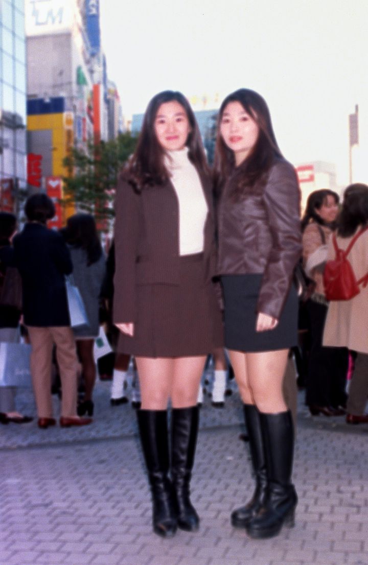 引退した歌手の安室奈美恵さんに似たファッションをする「アムラー」の一例（東京・渋谷区の渋谷センター街）※撮影は1996年11月