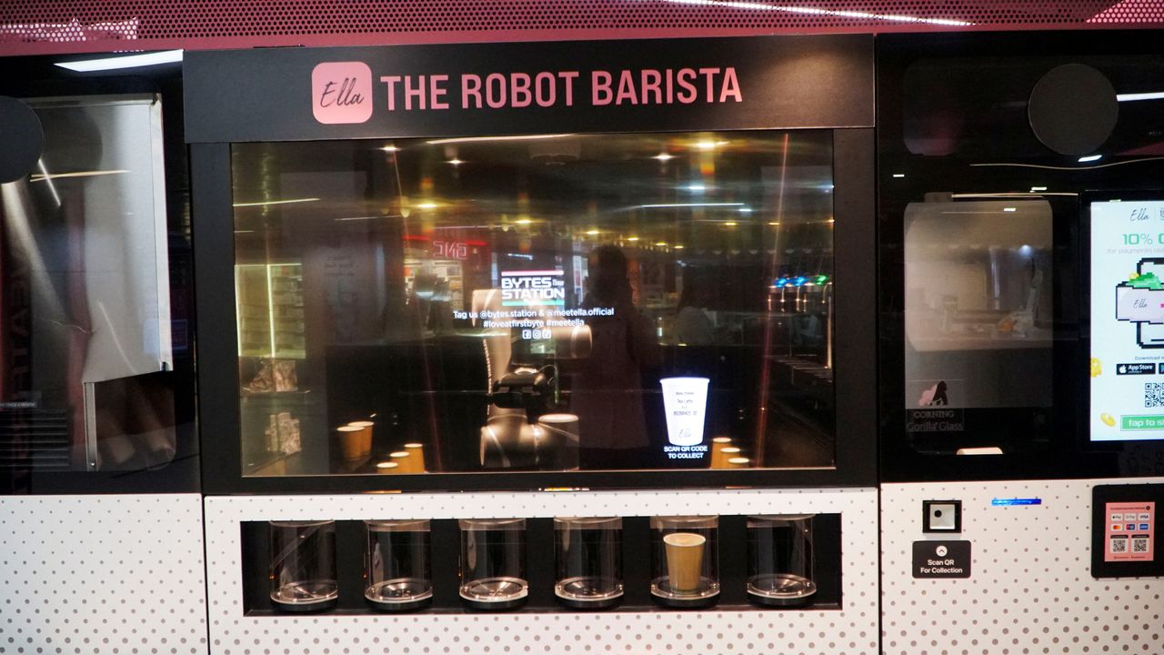 Η «Έλλα», το ρομπότ barista, που κατασκευάστηκε από την εταιρεία, Crown Digital.