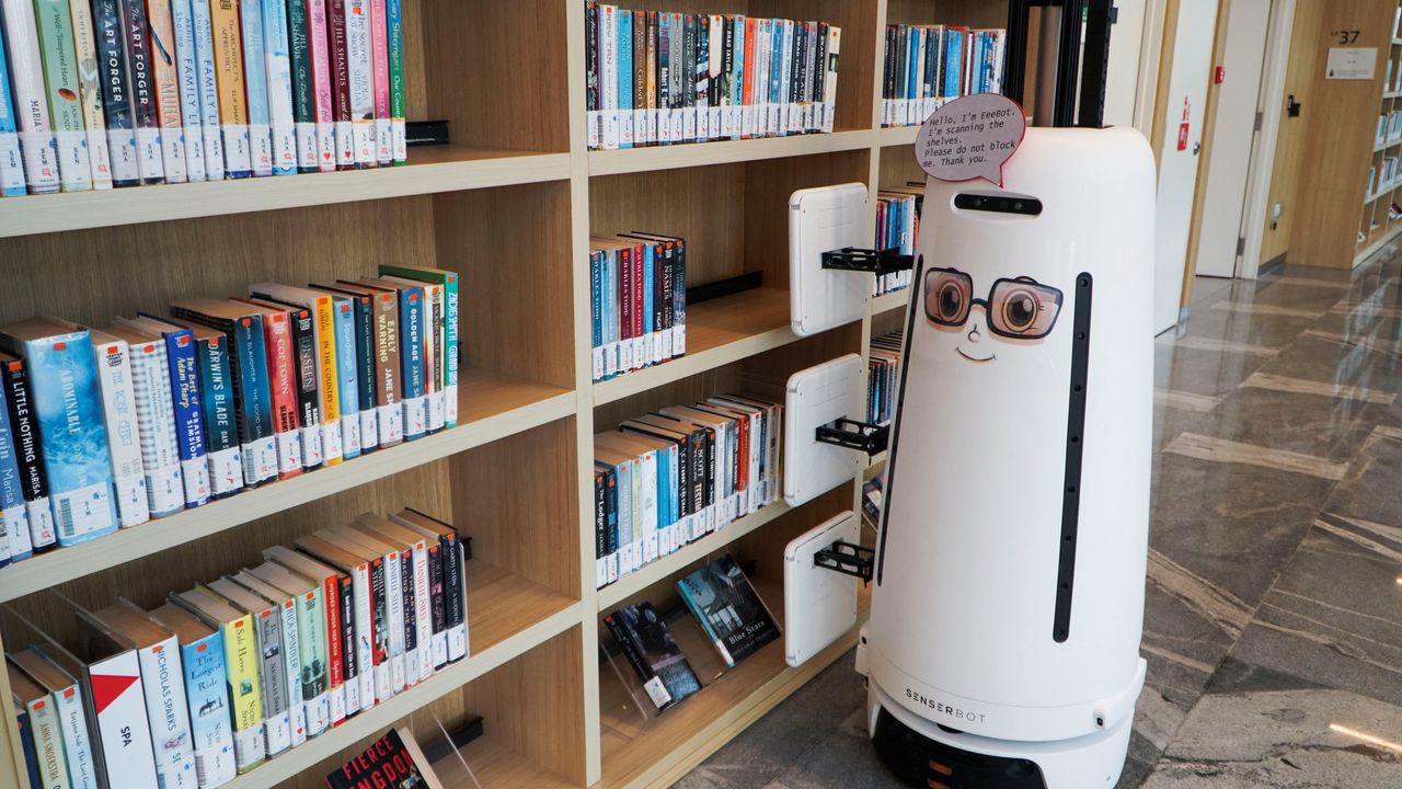 Το ρομπότ βιβλιοθηκάριος.