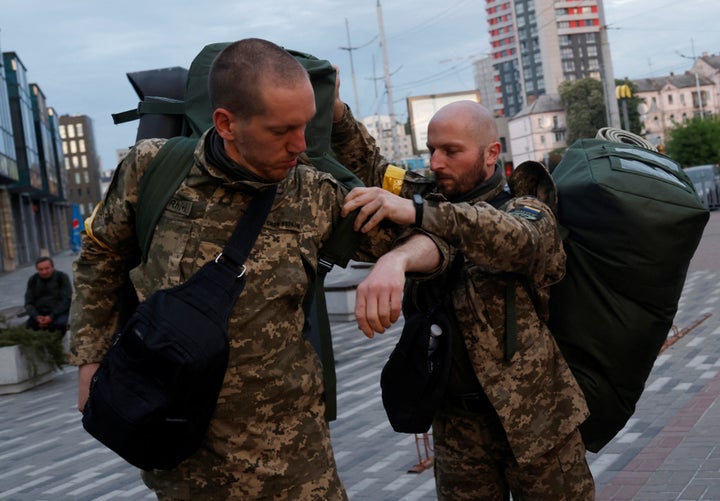 Ζουχάν και Ρουμάνοβα, 37 ετών ετοιμάζονται να επιβιβαστούν σε τρένο στον κεντρικό σταθμό του Κιέβου