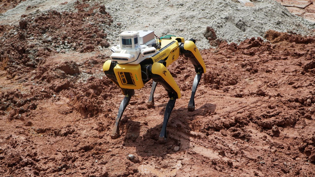 Ο «Σποτ», το τετράποδο ρομπότ εργοδηγός, που κατασκευάστηκε από την αμερικανική εταιρεία Boston Dynamics.