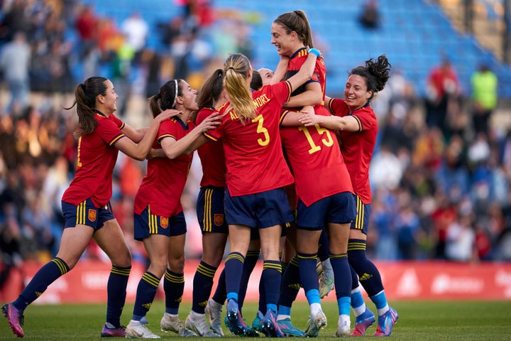 Alexia Putellas celebra con sus compañeras un gol a Brasil