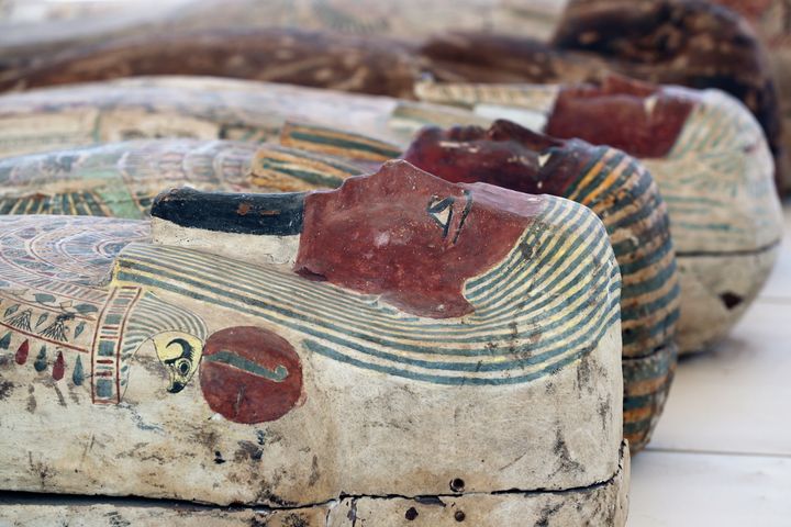 Sarcófagos presentados a los medios cerca del nuevo descubrimiento en la necrópolis de Saqqara en Giza, Egipto. Una colección de 250 de féretros de madera pintados con sus momias correspondientes fueron descubiertas en las excavaciones del cementerio de Bubastian en la necrópolis de Saqqara por una misión liderada por Mostafa Waziri.
