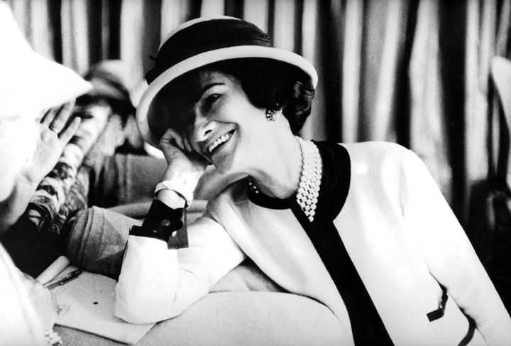 Η σχεδιάστρια μόδας, Κοκό Σανέλ (1883-1971), στις αρχές της δεκαετίας του '50. 