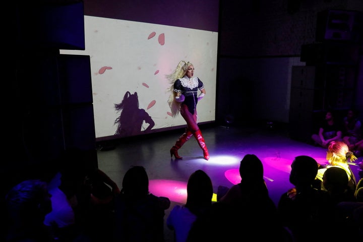 Drag queen επί σκηνής στο «Queer Archive Festival» - Αθήνα, 12/5/2022.