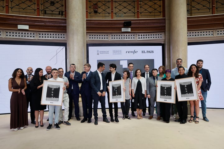 oto de familia de los galardonados con los Premios Ortega y Gasset 2021 en el Palacio de las Comunicaciones de Valencia.