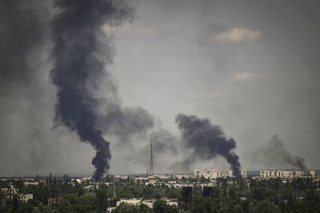 Une épaisse fumée monte dans le ciel de la ville de Severodonetsk, théâtre de violents combats entre les troupes ukrainiennes et russes dans la région du Donbass le 30 mai 2022.