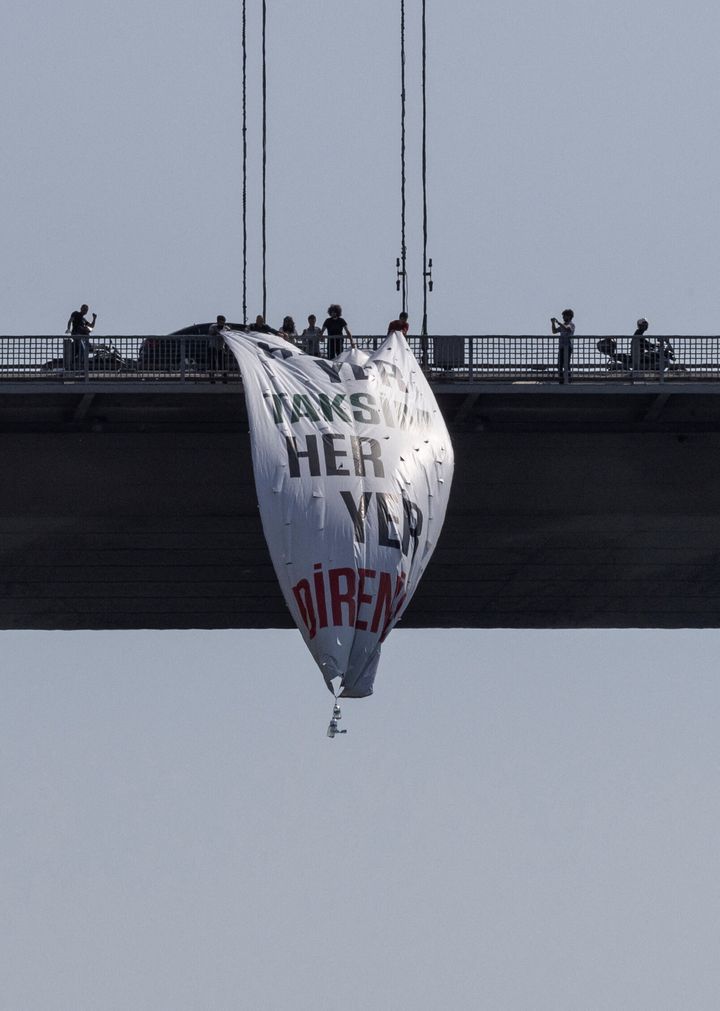 Μέλη του Εργατικού Κόμματος Τουρκίας (TIP) κρεμούν ένα πανό στη Γέφυρα των Μαρτύρων της 15ης Ιουλίου, γνωστή ως Γέφυρα του Βοσπόρου, που γράφει «παντού είναι Ταξίμ, παντού αντίσταση», για να τιμήσουν την 9η επέτειο από τις διαδηλώσεις στο πάρκο Γκεζί, που εκατοντάδες χιλιάδες διαδήλωσαν στην Κωνσταντινούπολη και αλλού στην Τουρκία το 2013 ως διαδηλώσεις ενάντια στα σχέδια για την κατασκευή ενός αντιγράφου οθωμανικών στρατώνων στο πάρκο Γκεζί της πόλης και μετατράπηκαν σε πανεθνικές διαδηλώσεις κατά της κυβέρνησης του Προέδρου Ταγίπ Ερντογάν, στην Κωνσταντινούπολη, Τουρκία, 31 Μαΐου 2022.