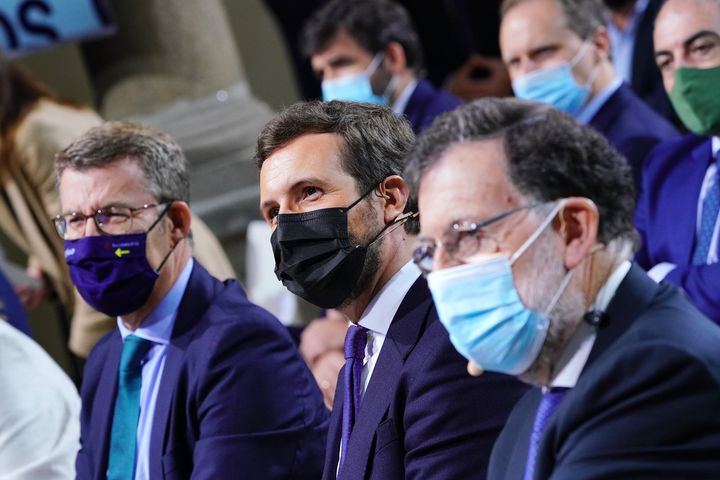 Feijóo (izda.), Casado (centro) y Rajoy, juntos en un acto del PP