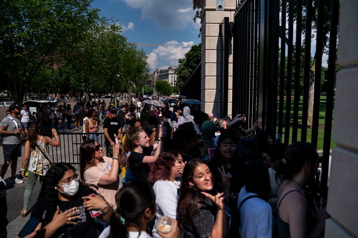 ホワイトハウスの門前に集まったBTSのファン