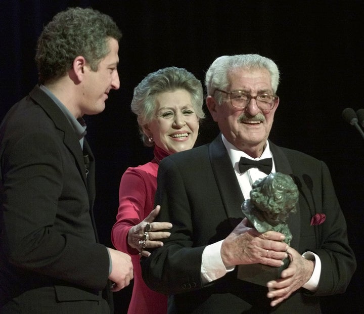 Juan Antonio Bardem, sosteniendo el Goya de Honor junto a su hijo Miguel y su hermana Pilar en el año 2002.