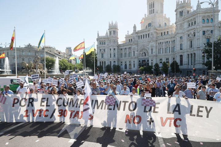 Vista de la marcha de taxistas a su llegada a Cibeles y que llegará hasta Sol en Madrid este miércoles como protesta por la reciente aprobación de la modificación de la Ley de Transportes de la Comunidad.