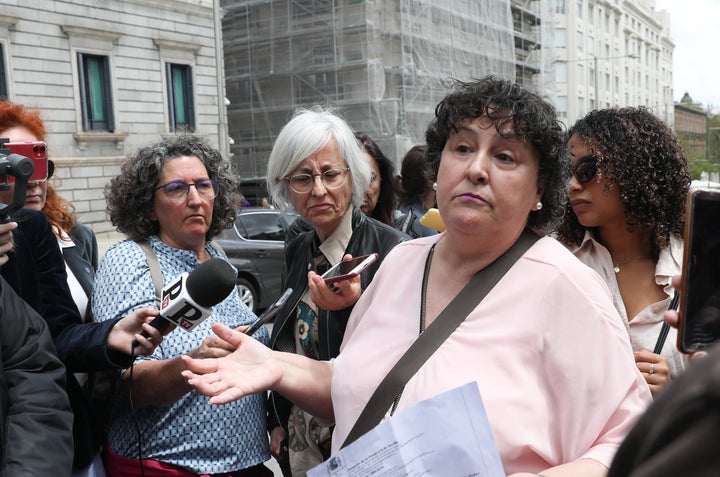María Salmerón junto a varios periodistas.