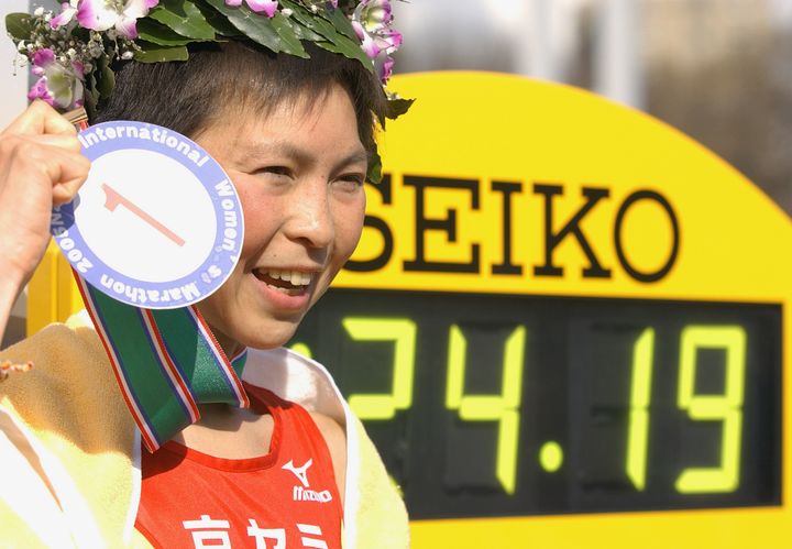 2時間24分19秒で優勝し、笑顔を見せる原裕美子（愛知・瑞穂陸上競技場）2005年の名古屋国際女子マラソン