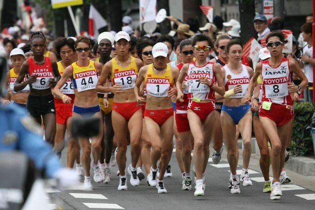 女子マラソンで４キロ付近を走る土佐礼子（８番、三井住友海上）、原裕美子（７番、京セラ）ら先頭集団（大阪市内）［代表撮影］2007年