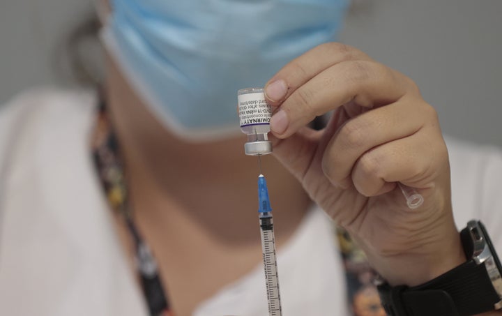 Una sanitaria con una vacuna contra la Covid-19.