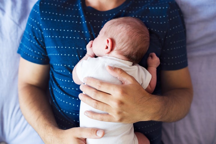 Imagen de archivo de un padre y su bebé.