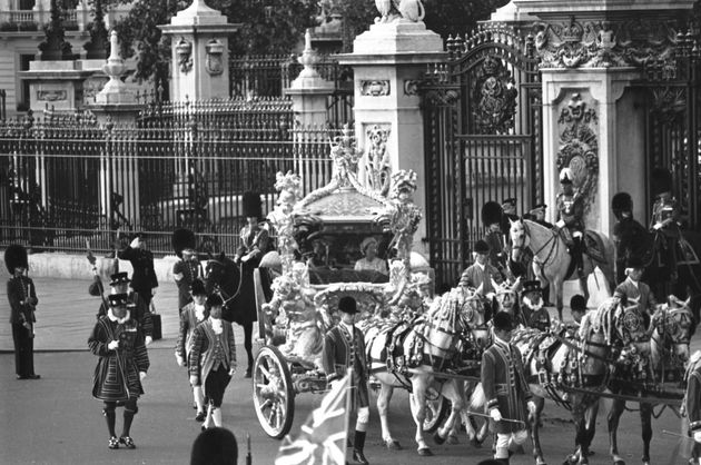Le 7 juin 1977, la reine Elizabeth II de Grande-Bretagne et son mari le prince Philip, quittait le palais...