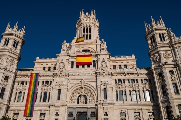 La última vez que se desplegó la bandera en Cibeles en 2019.