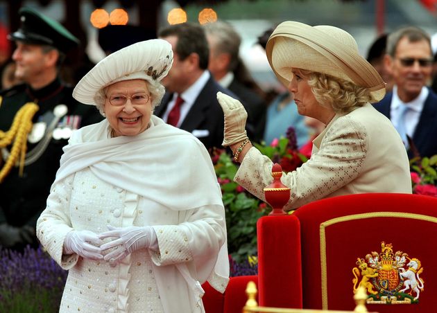 En 2012, la Reine Elizabeth II and sa belle fille la duchesse de Cornouailles à l'occasion...