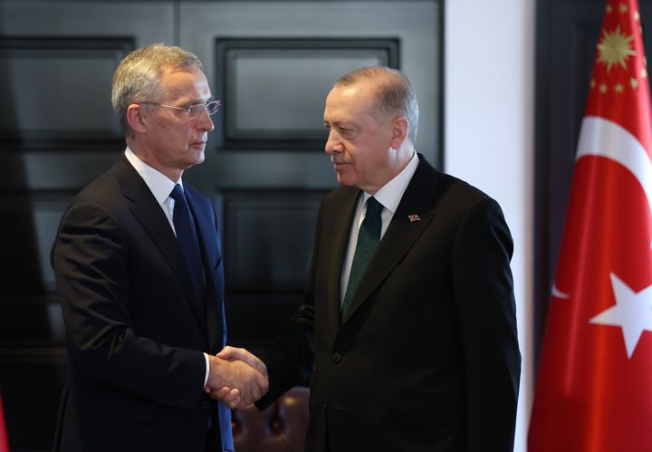 Stoltenberg y Erdogan se saludan en un encuentro previo