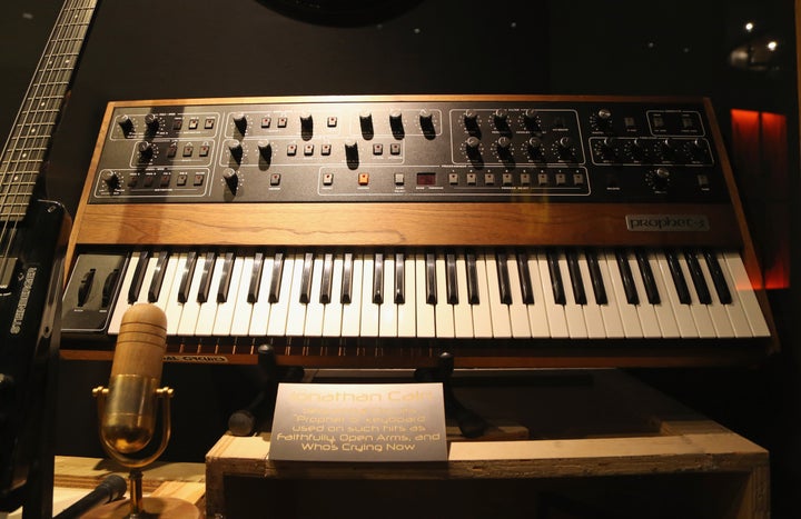 伝説的なシンセ「Prophet-5」の資料写真