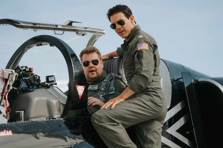 サングラスをかける俳優トム・クルーズ（右）と人気司会者のジェームズ・コーデン（左）トーク番組「The Late Late Show with James Corden」の企画での戦闘機の搭乗体験より
