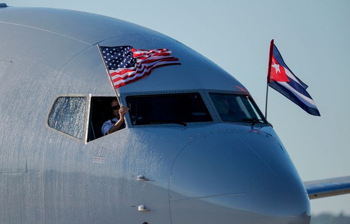 Un vuelo de American Airlines con banderas de Cuba y EEUU llega al aeropuerto José Martí de La Habana, en 2016. 