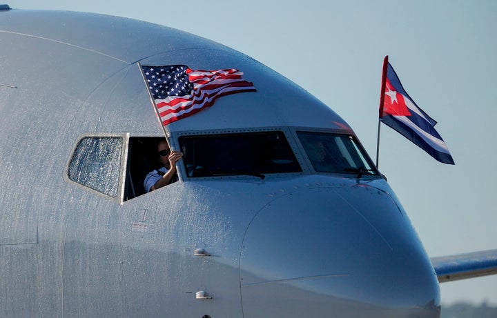 Un vuelo de American Airlines con banderas de Cuba y EEUU llega al aeropuerto José Martí de La Habana, en 2016.