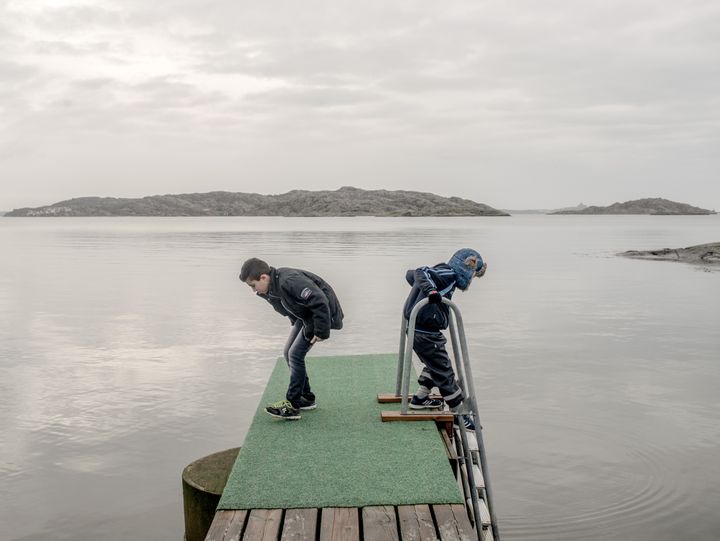 Dos niños procedentes de Siria y Afganistán juegan en la isla de Kladesholmen (Suecia) en febrero de 2016.