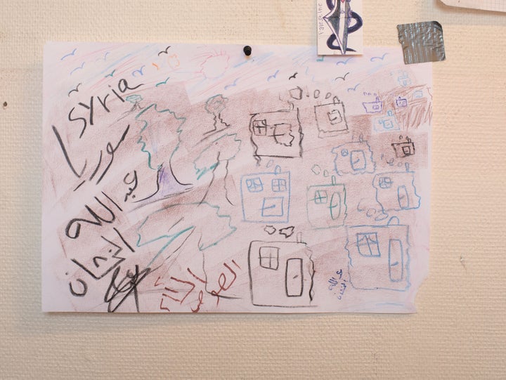 Un dibujo hecho por un niño sirio en un campo de refugiados temporal en Kladesholmen (Suecia).