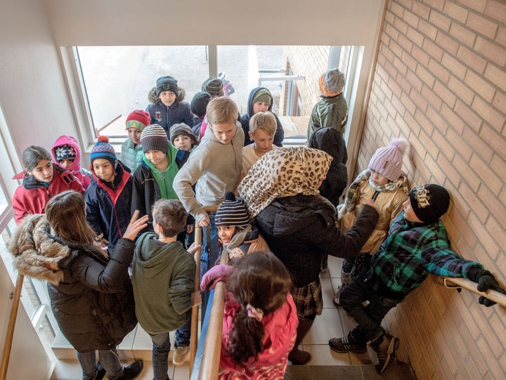 Encuentro entre niños suecos y refugiados en un colegio de Halmstad (Suecia), en febrero de 2016.