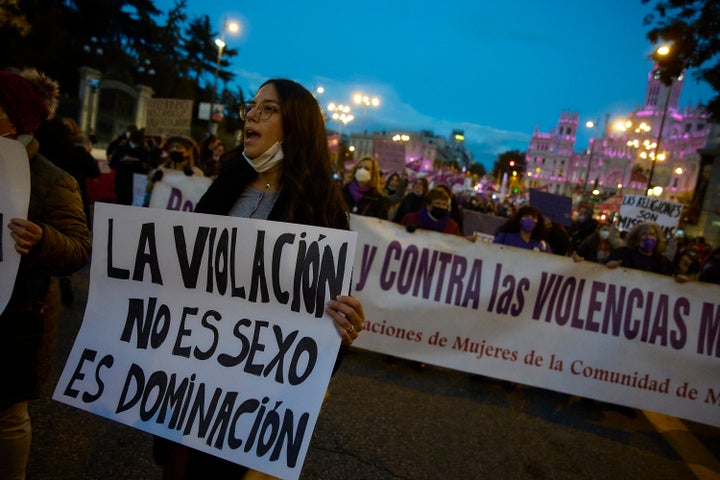 Una mujer sostiene una pancarta en una manifestación en Madrid.