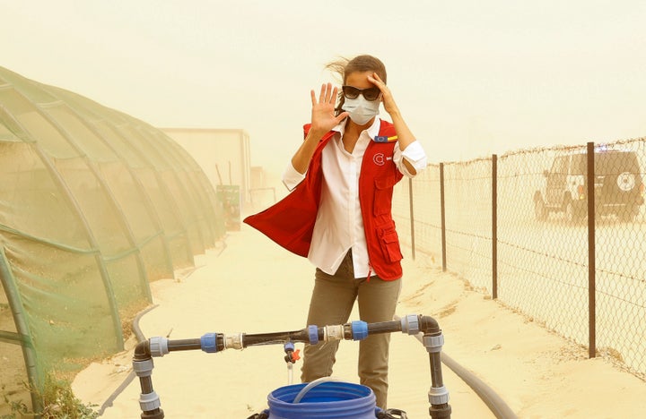 La reina Letizia con gafas y mascarilla con motivo de la tormenta de arena registrada, visita un proyecto de huertos urbanos financiado por la cooperación española, este jueves en Nuakchot, en el último día de su viaje a Mauritania. EFE/ Chema Moya