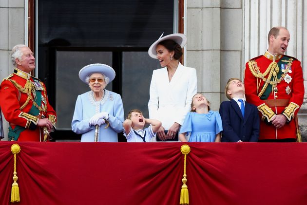 Le prince Louis, debout à côté de la reine, n'a pas apprécié le bruit de la parade aérienne le 2 juin 2022, lors du jubilé de platine d'Elizabeth II.