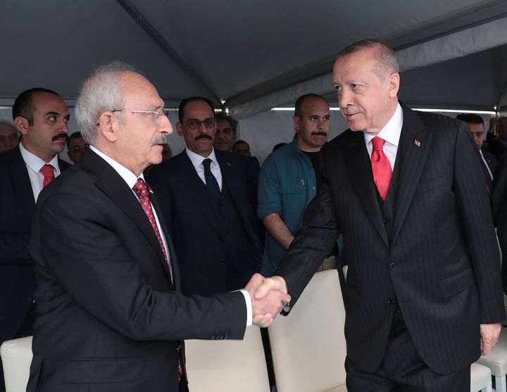Ο Πρόεδρος της Τουρκίας Ταγίπ Ερντογάν σε (πολύ σπάνια!) χειραψία με τον αρχηγό της αξιωματικής αντιπολίτευσης Κεμάλ Κιλιτσντάρογλου στη διάρκεια τελετής για την επέτειο των 100 χρόνων από την έναρξη του αγώνα για την ανεξαρτησία της Τουρκίας υπό τον Μουσταφά Κεμάλ Ατατούρκ, στις 19 Μαϊου 2019. (Presidential Press Service via AP, Pool)