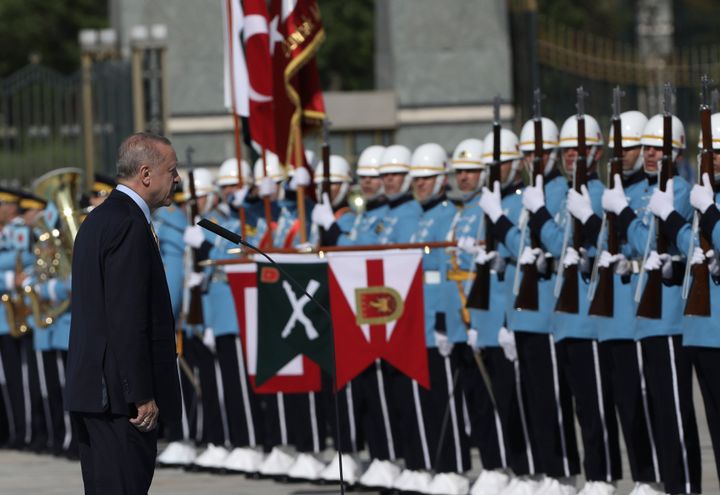 1 Ιουνίου 2022. Ο Ταγίπ Ερντογάν επιθεωρεί τιμητικό άγημα λίγες ώρες μετά την "διακήρυξη" ότι διακόπτει τις συνομιλίες με την Ελλάδα. (AP Photo/Burhan Ozbilici)