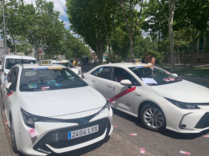 Taxistas se concentran en la Asamblea de Madrid donde se debate de forma exprñes el proyecto de ley que autoriza que las VTC sigan operando.