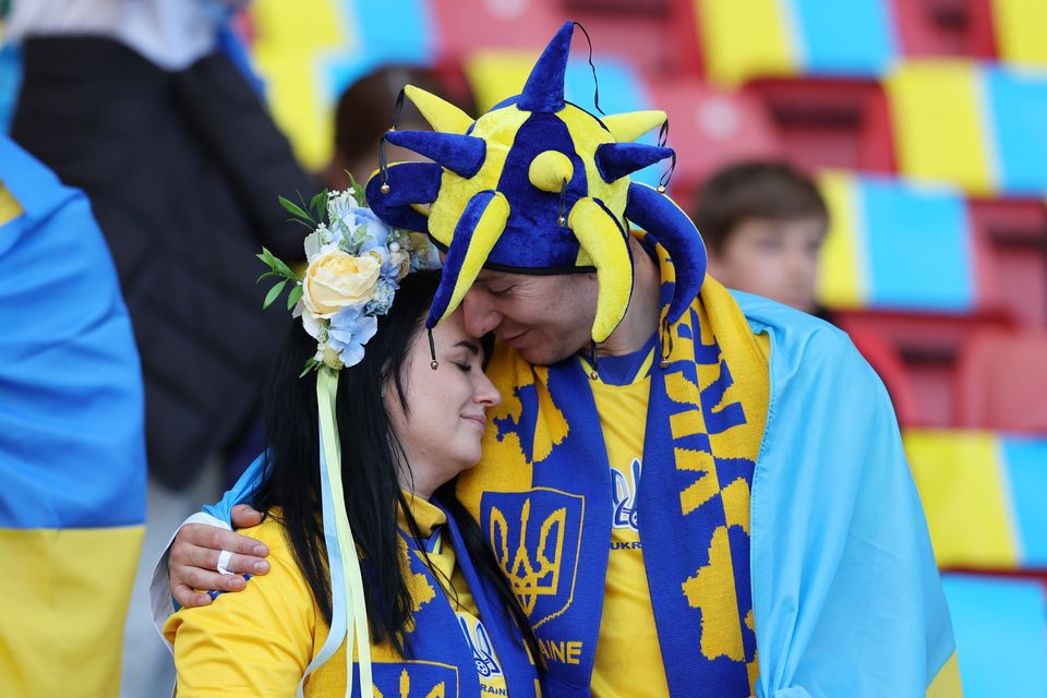 Lors du match face à l'Ukraine, les photographes ont pu saisir des moments d'apaisement bienvenus dans...