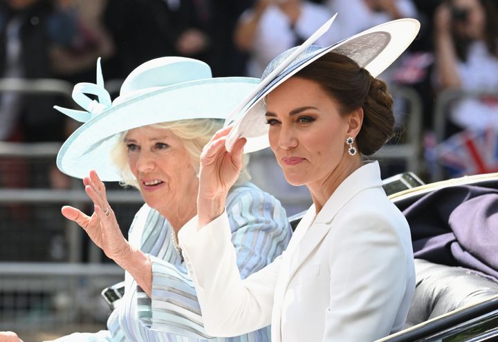 Camilla, duchesse de Cornouailles et la duchesse de Cambridge lors de Trooping the Colour.