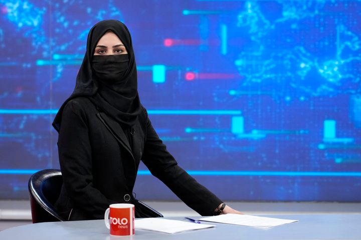 顔を覆って出演するTOLO newsの女性キャスター (5月22日、アフガニスタン・カブール、AP Photo/Ebrahim Noroozi)