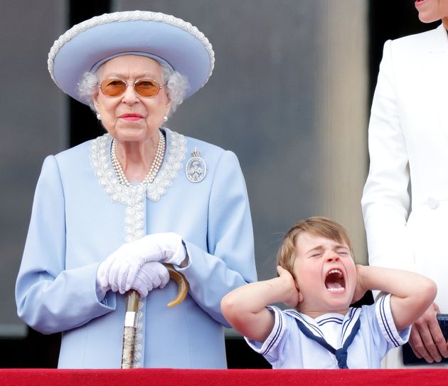 「トゥルーピング・ザ・カラー」のパレードで上空を飛んだ飛行機の音に耳を塞ぎ叫ぶルイ王子と、エリザベス女王 （イギリス・ロンドン2022年6月2日）