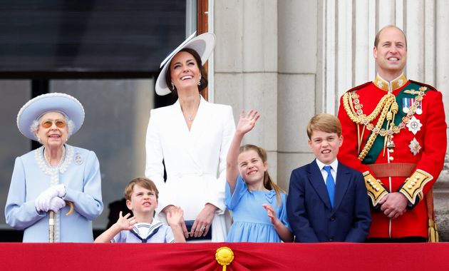 「トゥルーピング・ザ・カラー」のパレードで上空を飛ぶ飛行機を見る（左から順に）エリザベス女王、ルイ王子、キャサリン妃、シャーロット王女、ジョージ王子、ウィリアム王子（イギリス・ロンドン2022年6月2日）