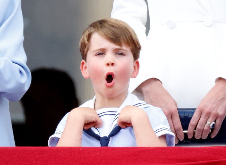 「トゥルーピング・ザ・カラー」のパレードで上空を飛ぶ飛行機を見るルイ王子 （イギリス・ロンドン2022年6月2日）