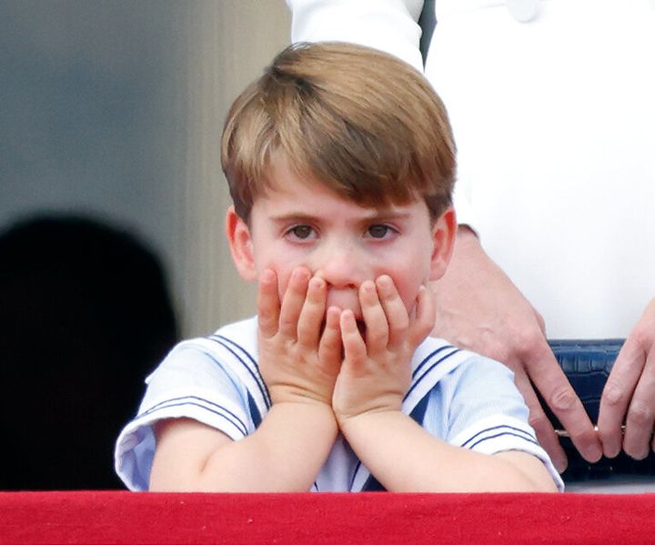 「トゥルーピング・ザ・カラー」のパレードで上空を飛ぶ飛行機を見るルイ王子 （イギリス・ロンドン2022年6月2日）